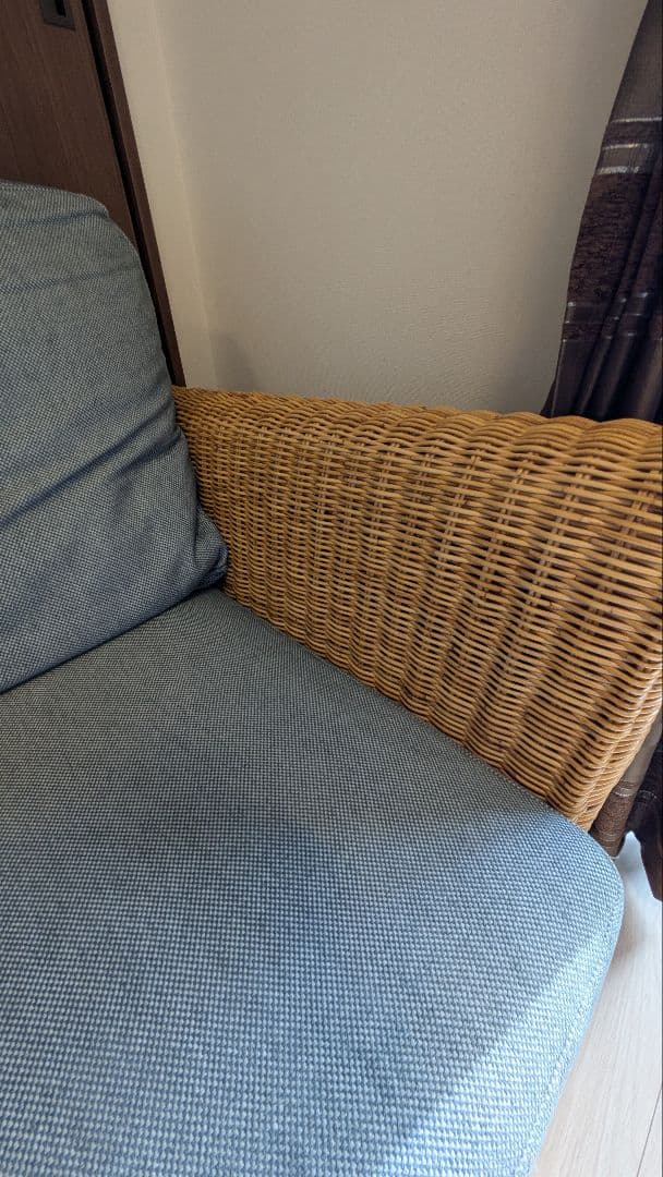 ラタンと布の2人掛けソファ