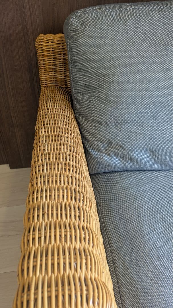 ラタンと布の2人掛けソファ