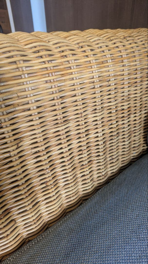ラタンと布の2人掛けソファ