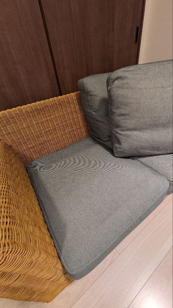 ラタンと布の2人掛けソファ