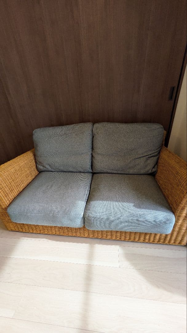 ラタンと布の2人掛けソファ