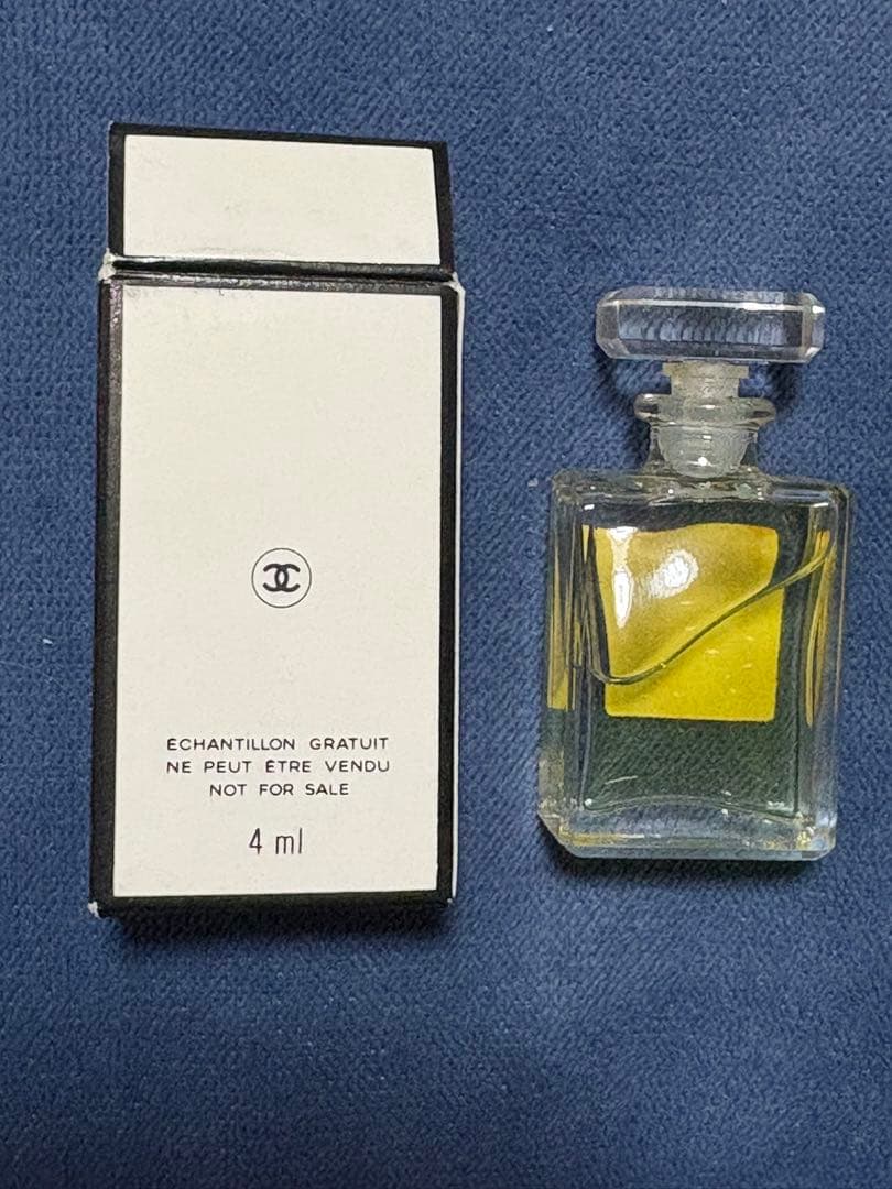 CHANEL N°19 ゴールドリボン ネックレス 香水セット