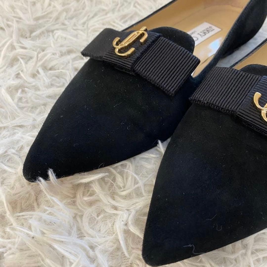 ジミーチュウ　フラットシューズ　スエード　黒　ロゴ金具　リボン