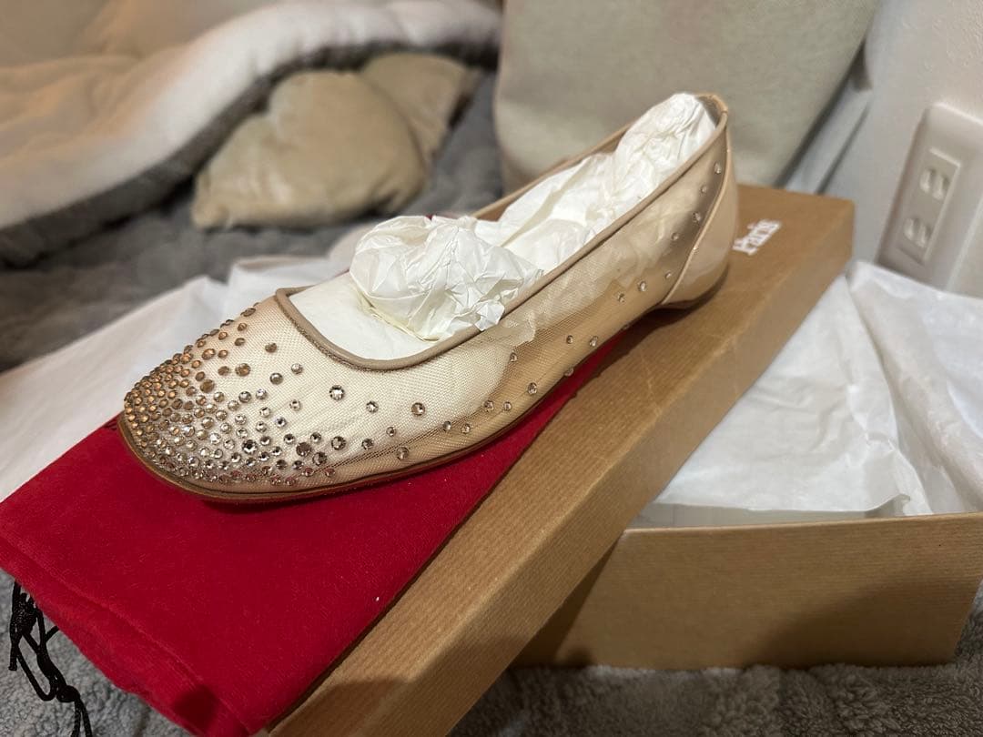 Christian Louboutin アイボリー フラットシューズ