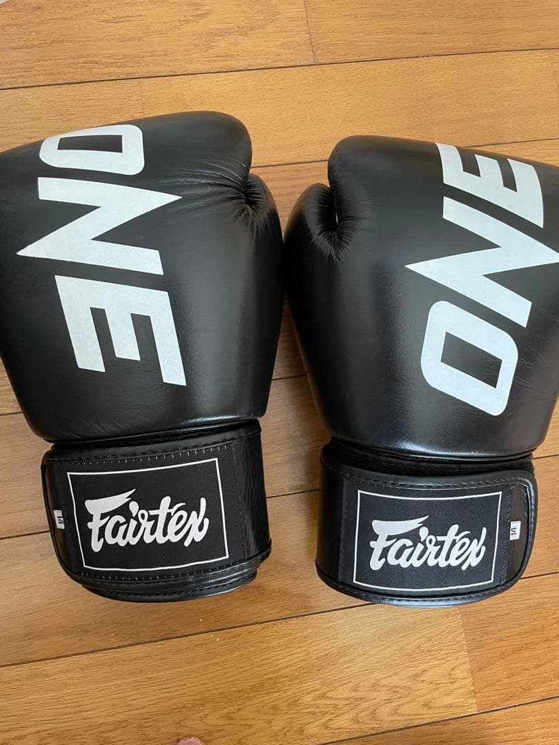 Fairtex ONE ボクシンググローブ 14oz 黒