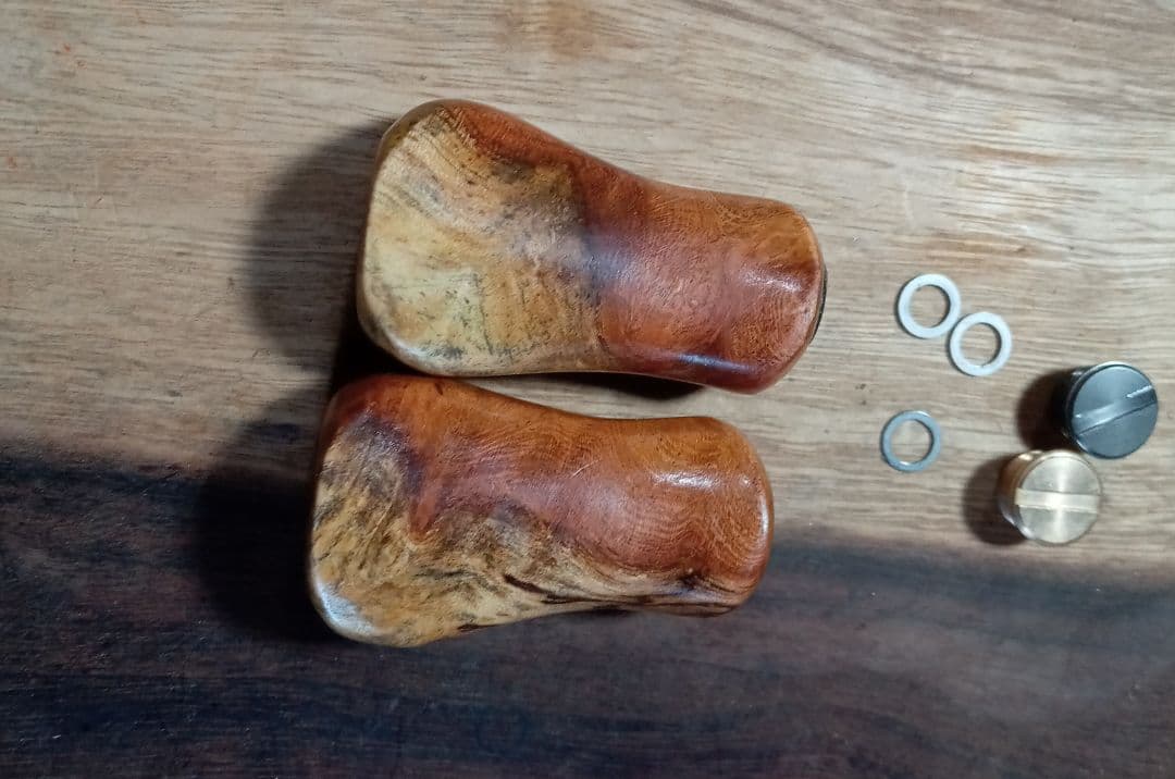 花梨ノブ　シマノ　ダイワ　ハンドルノブ　リールノブ　ベイト　ダブル　紅白