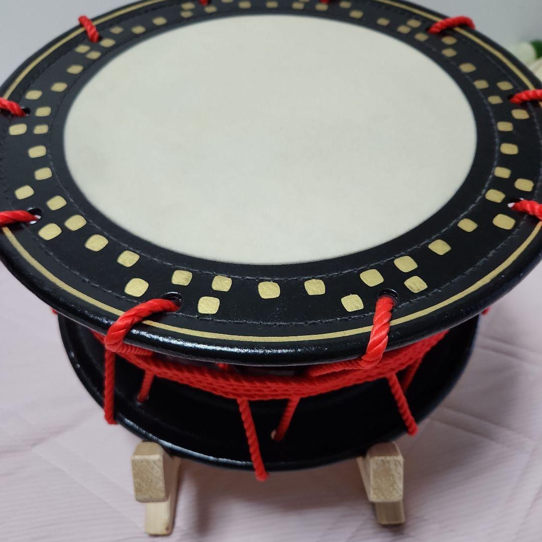 黒と赤の円形和太鼓、スタンド付き