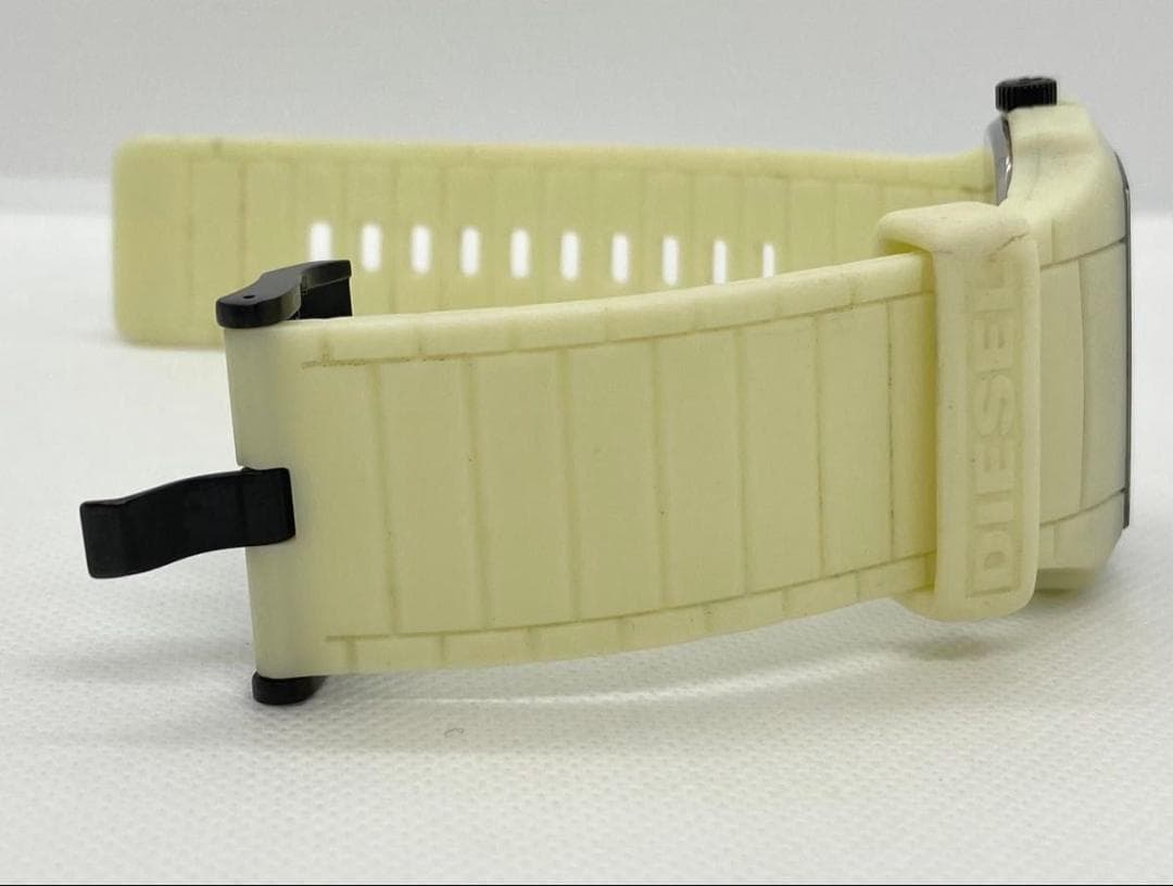 【希少　蓄光】DIESEL DZ1387 スクエア 光るラバーベルト　稼働