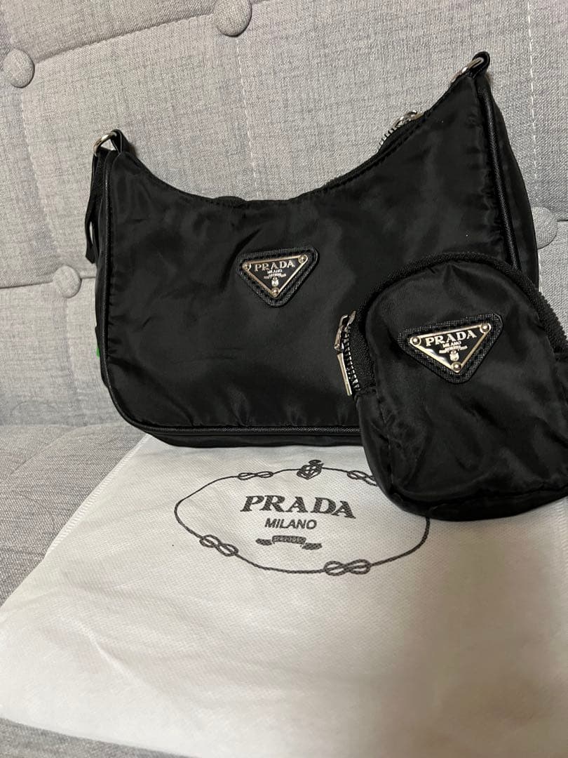 PRADA ブラックショルダーバッグ・ノベルティ