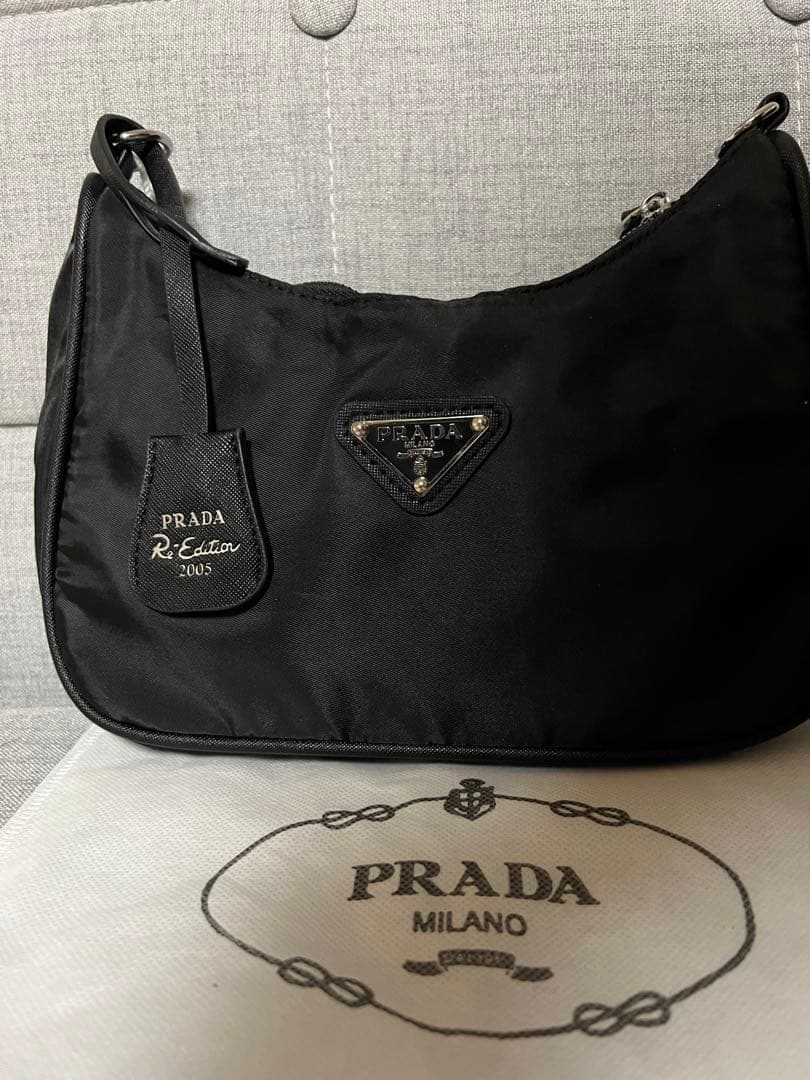 PRADA ブラックショルダーバッグ・ノベルティ
