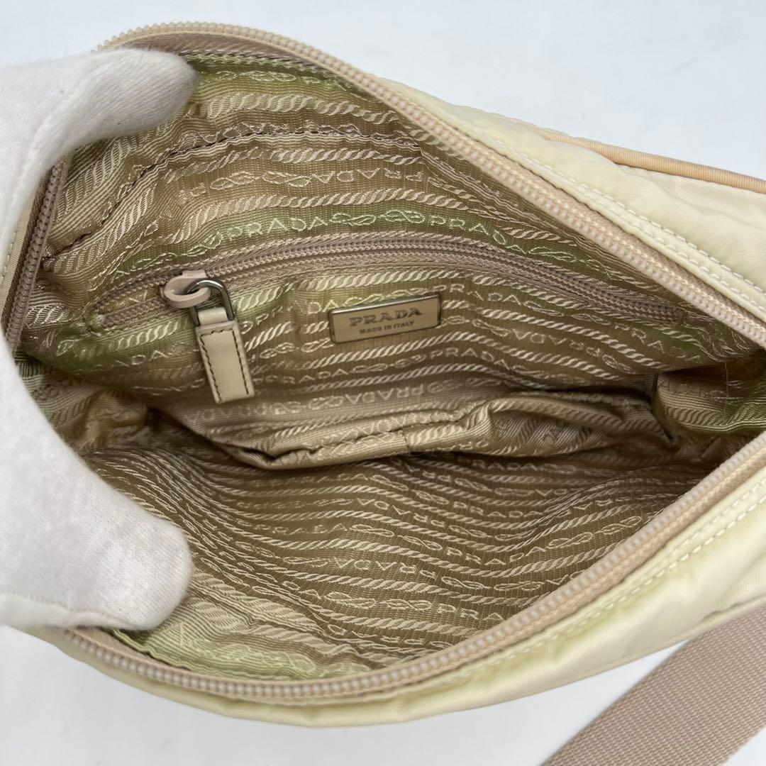 プラダ ショルダーバッグ カメラバッグ 斜めがけ 三角ロゴ ナイロン 男女可能