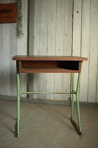 雰囲気の良い古い小学校の机　鉄脚　古材