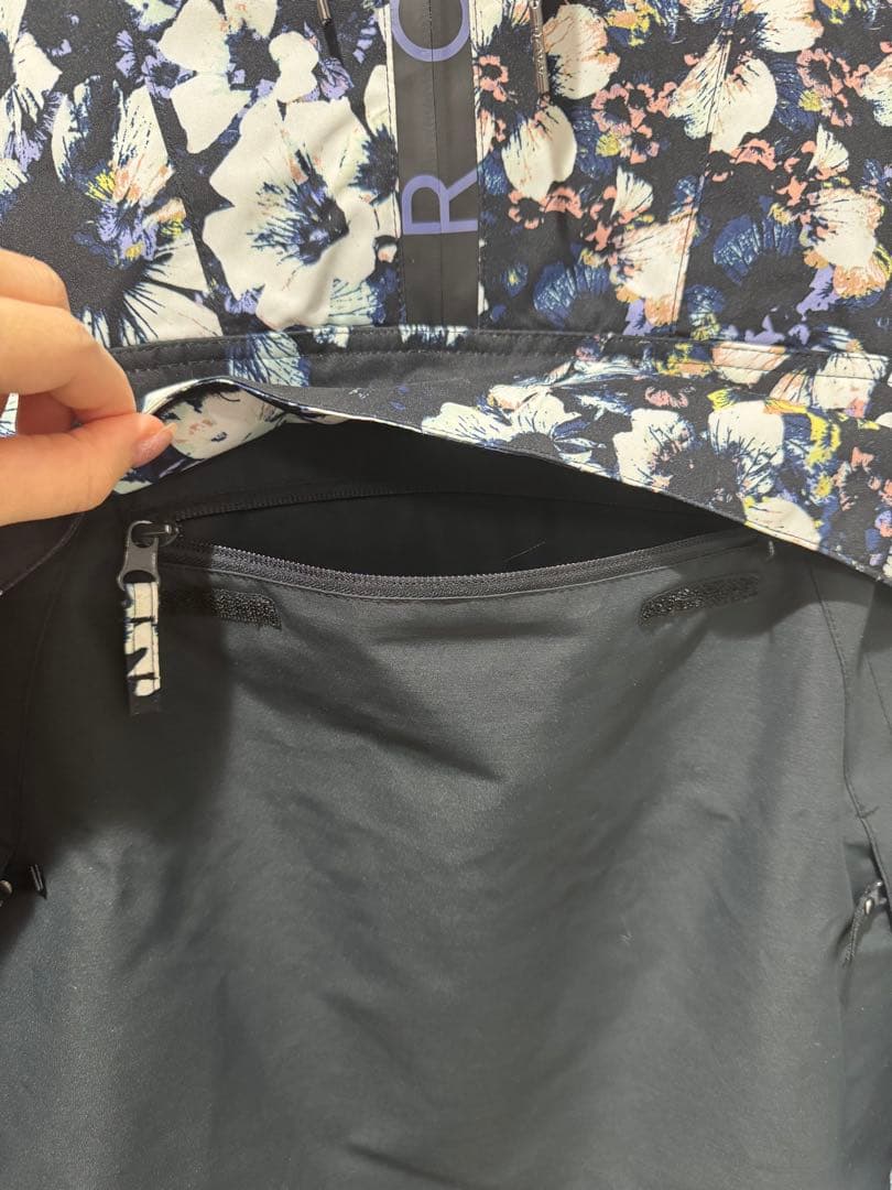 【美品】ROXY 花柄スノーボードウェア（ファー付き）