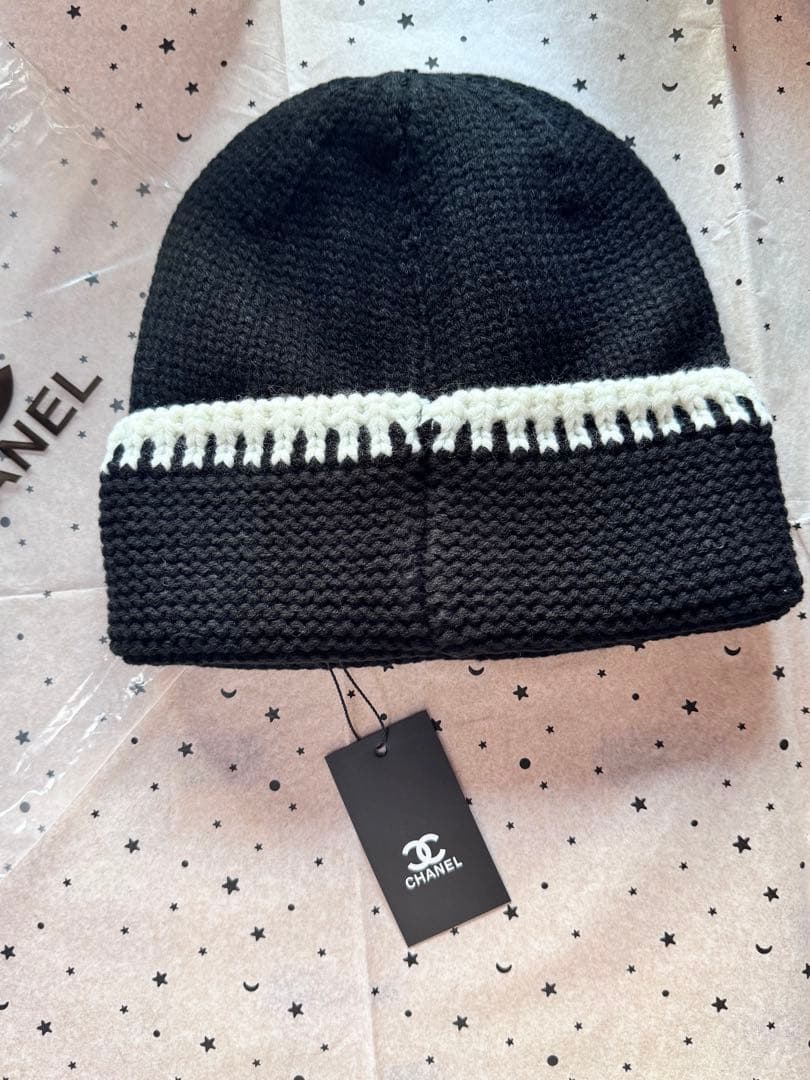 CHANEL ニット帽 黒 ロゴ刺繍　かわいい　シャネル帽子
