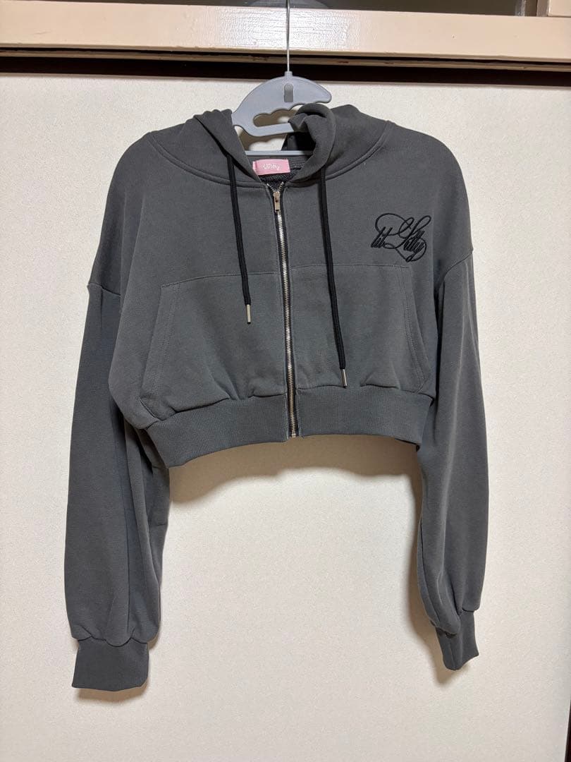 Lillilly 羽の刺繍付きクロップドフーディ