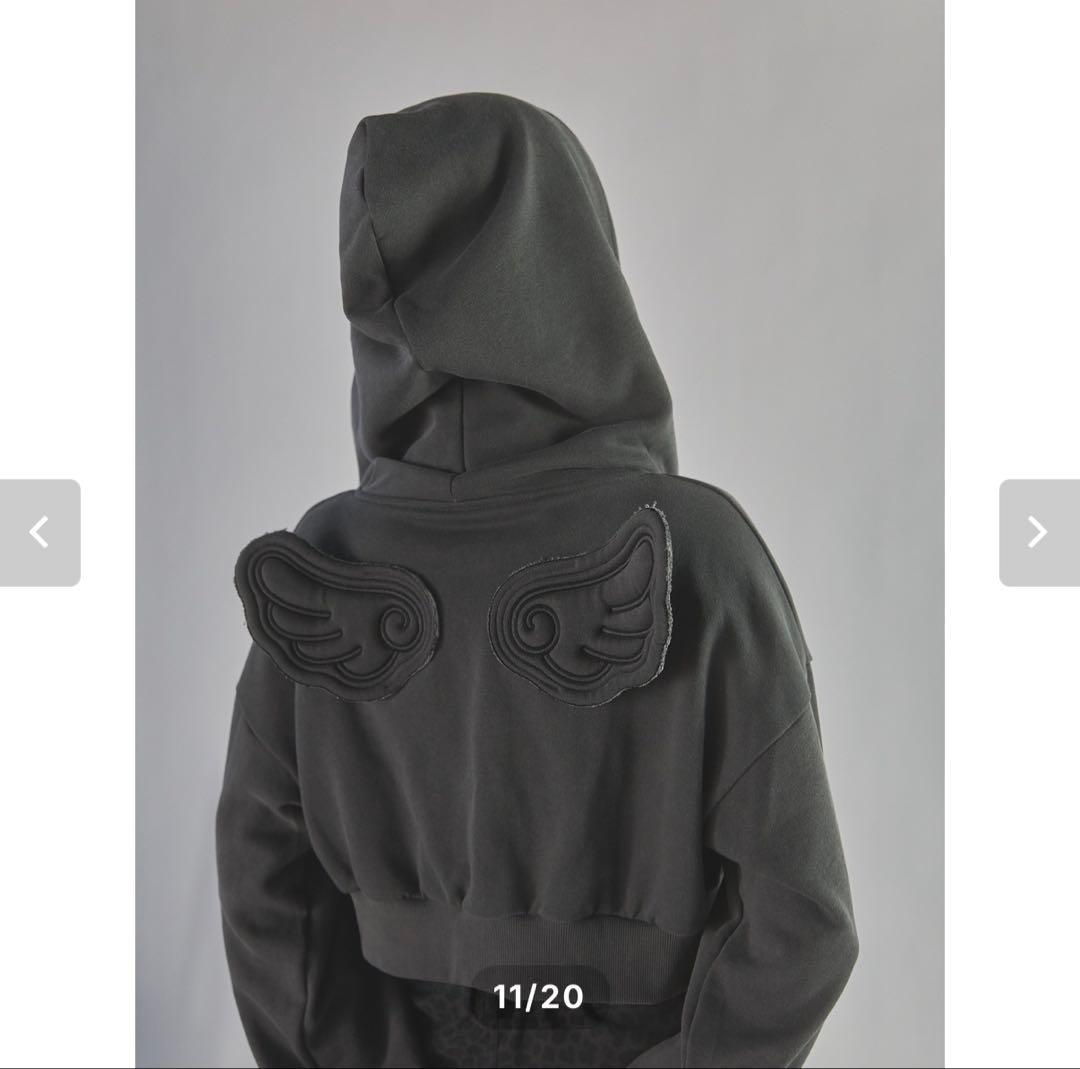 Lillilly 羽の刺繍付きクロップドフーディ