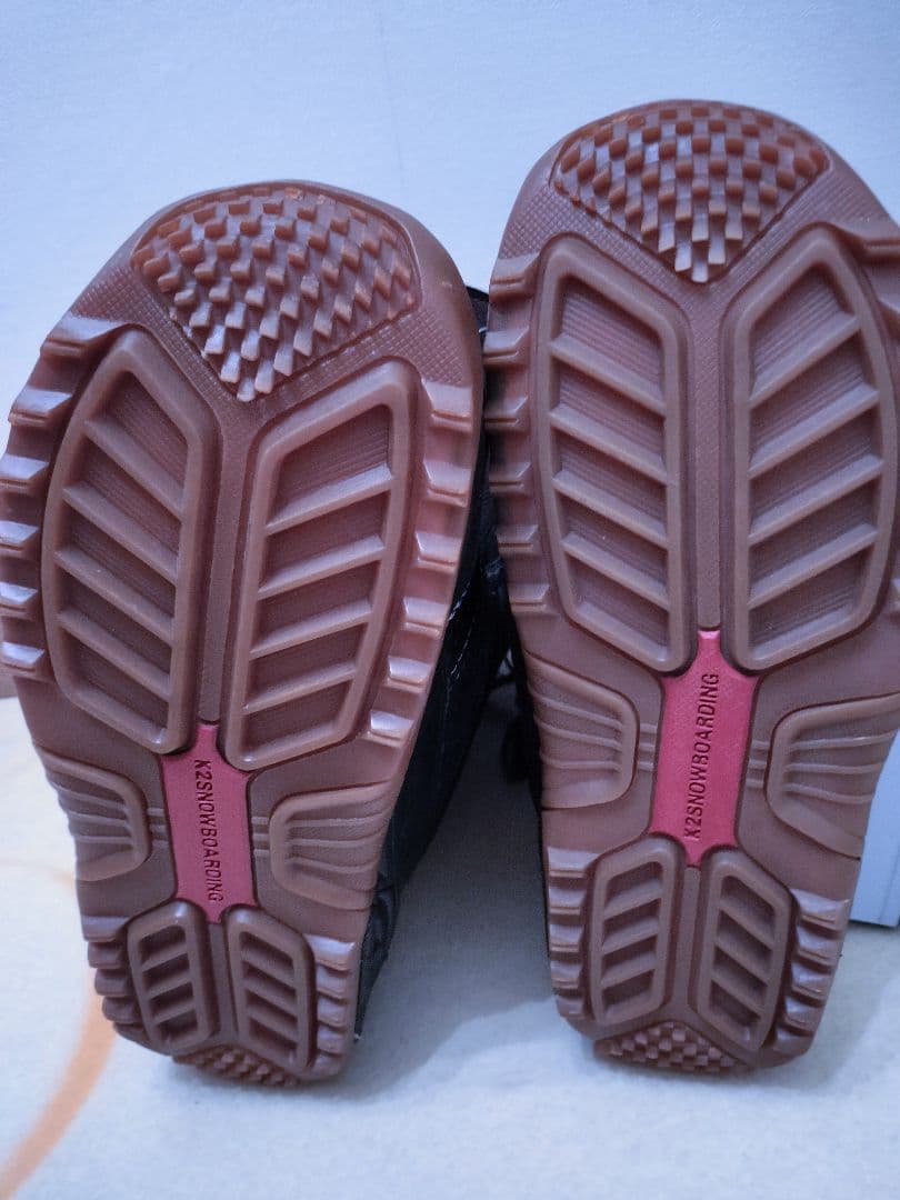 K2 スノーボードブーツ ブラック/グレー.表面バックスキンタイプ。