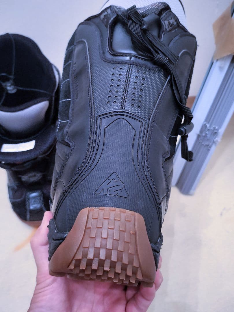 K2 スノーボードブーツ ブラック/グレー.表面バックスキンタイプ。