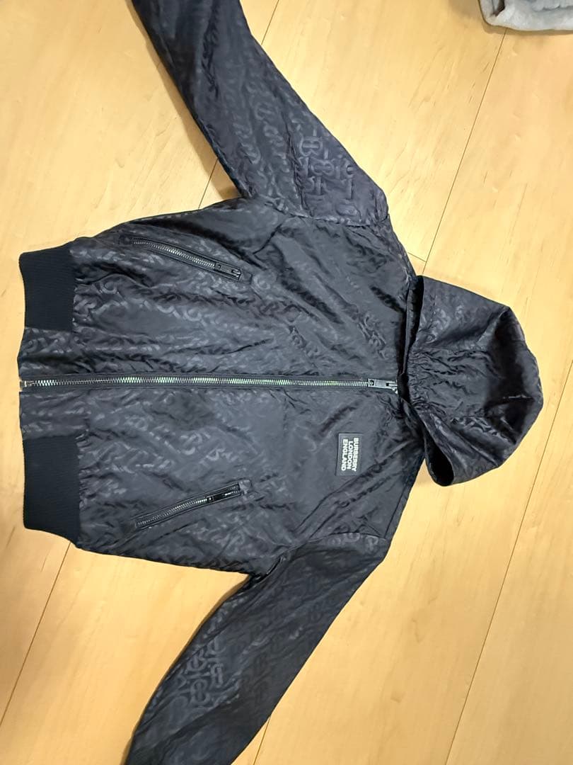 BURBERRY 黒 フード付きジャケット