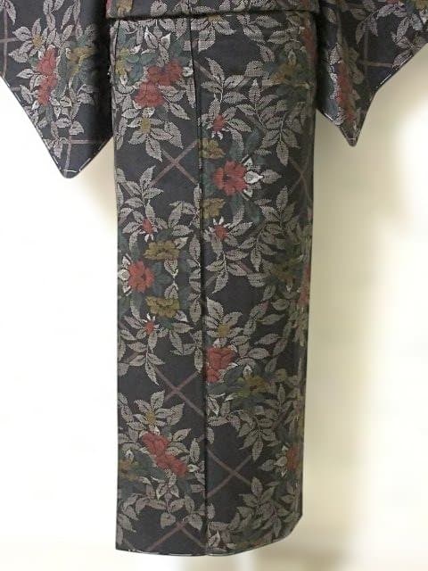 本場泥大島紬：美品：桧垣と赤と黄色い椿：袷正絹着物：７号：しつけ糸：P12