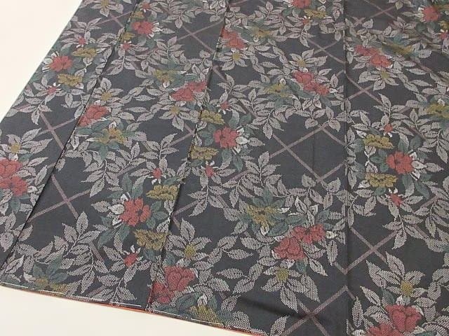 本場泥大島紬：美品：桧垣と赤と黄色い椿：袷正絹着物：７号：しつけ糸：P12