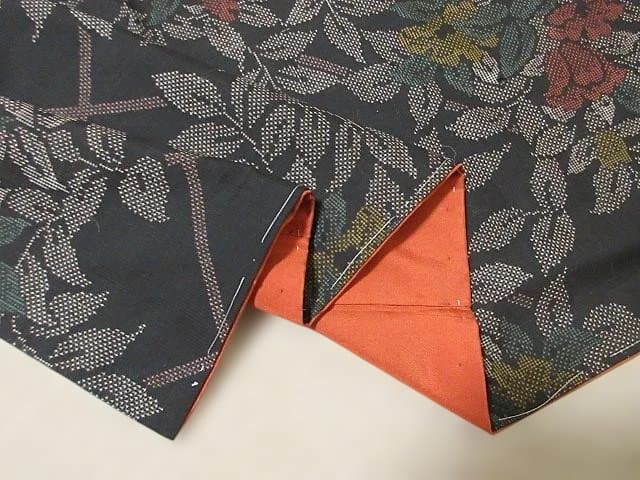 本場泥大島紬：美品：桧垣と赤と黄色い椿：袷正絹着物：７号：しつけ糸：P12