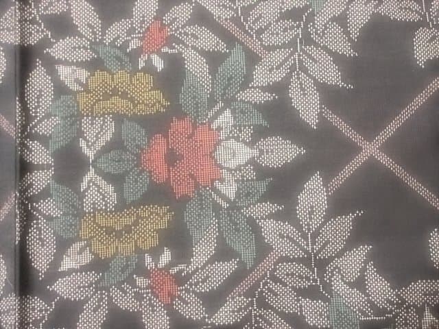 本場泥大島紬：美品：桧垣と赤と黄色い椿：袷正絹着物：７号：しつけ糸：P12