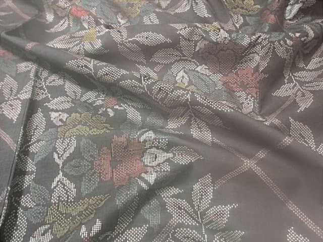 本場泥大島紬：美品：桧垣と赤と黄色い椿：袷正絹着物：７号：しつけ糸：P12