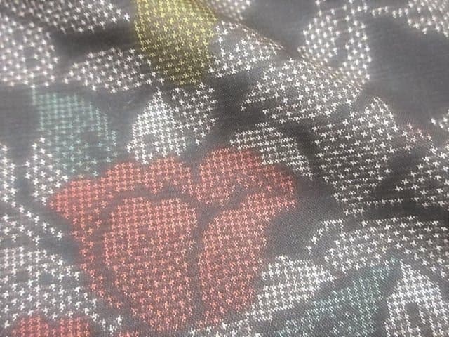 本場泥大島紬：美品：桧垣と赤と黄色い椿：袷正絹着物：７号：しつけ糸：P12