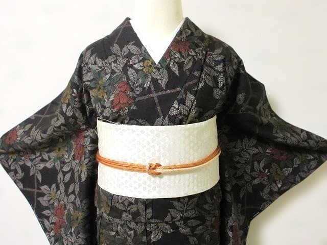 本場泥大島紬：美品：桧垣と赤と黄色い椿：袷正絹着物：７号：しつけ糸：P12