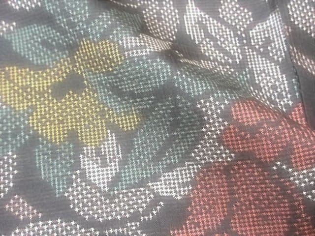 本場泥大島紬：美品：桧垣と赤と黄色い椿：袷正絹着物：７号：しつけ糸：P12