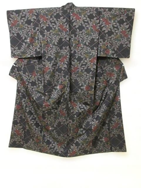 本場泥大島紬：美品：桧垣と赤と黄色い椿：袷正絹着物：７号：しつけ糸：P12