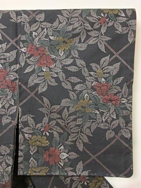 本場泥大島紬：美品：桧垣と赤と黄色い椿：袷正絹着物：７号：しつけ糸：P12