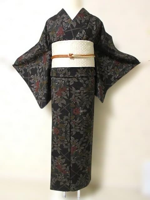 本場泥大島紬：美品：桧垣と赤と黄色い椿：袷正絹着物：７号：しつけ糸：P12