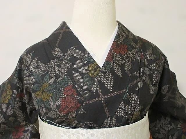 本場泥大島紬：美品：桧垣と赤と黄色い椿：袷正絹着物：７号：しつけ糸：P12