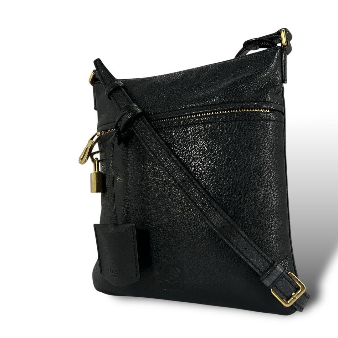 良品　ロエベ　ショルダーバッグ　カメラバッグ　アナグラム　ロゴ型押し　レザー　黒