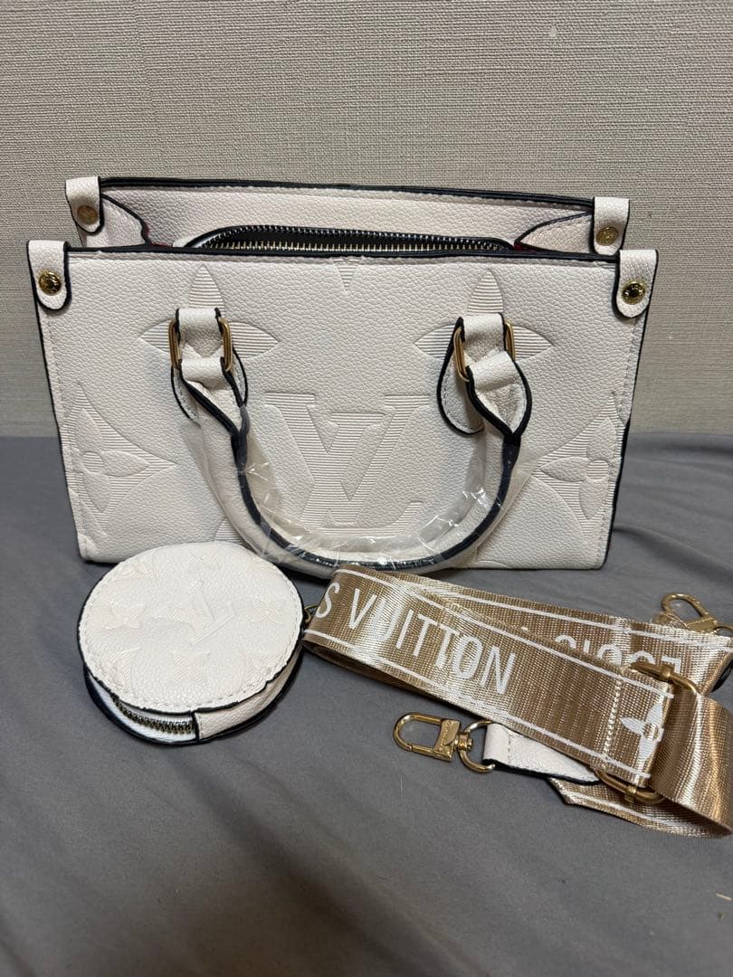 ホワイトショルダーバッグ