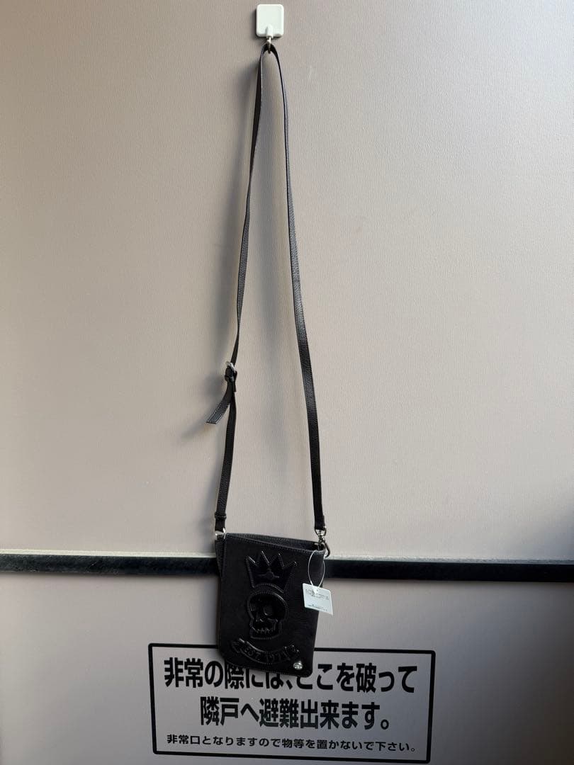 スカルエンブレムのレザーショルダーバッグ