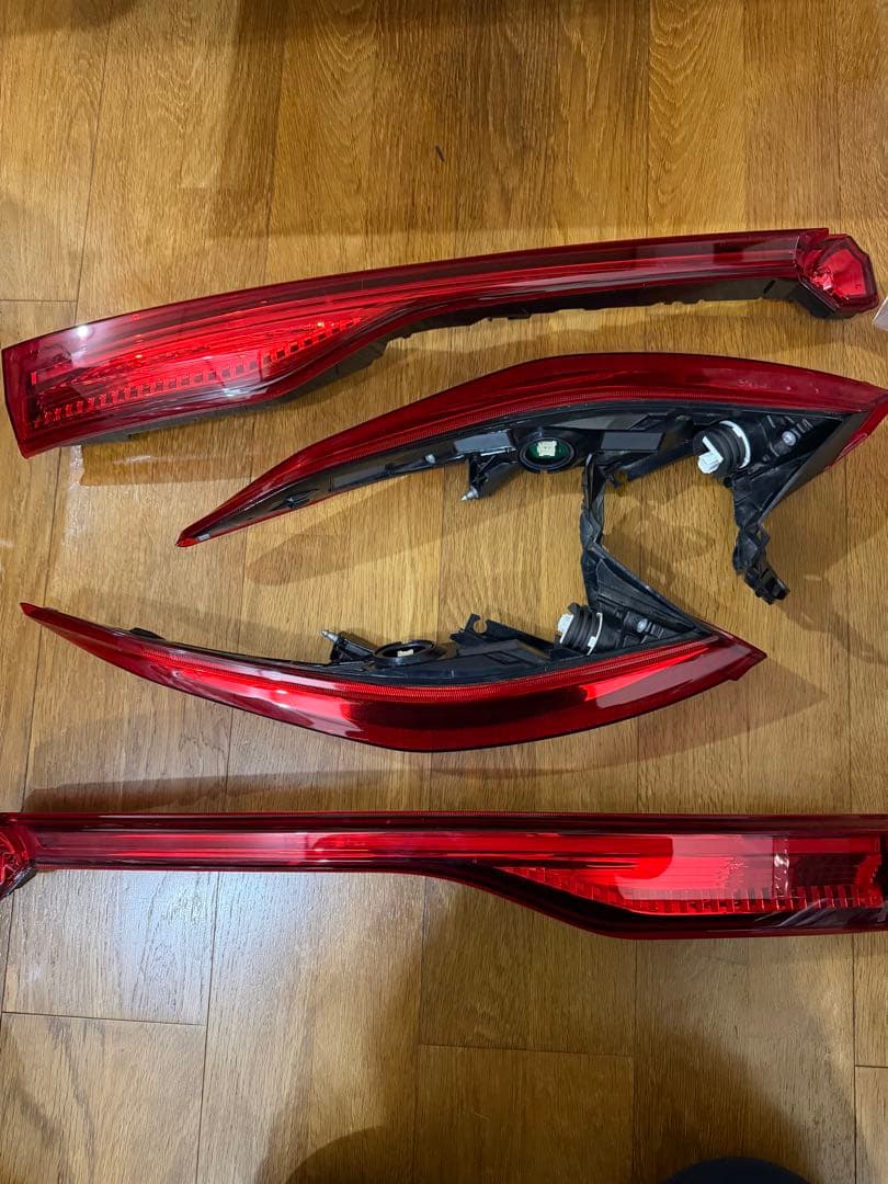 80ハリアー純正テールランプ