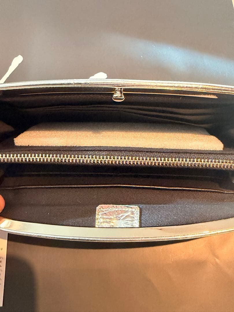 新品カワカワ☆レディース長財布♪シルバー！本革です★定価39,800円です！