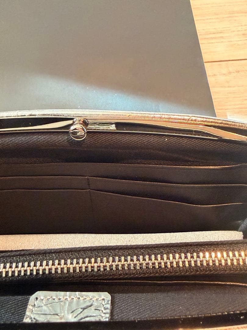 新品カワカワ☆レディース長財布♪シルバー！本革です★定価39,800円です！