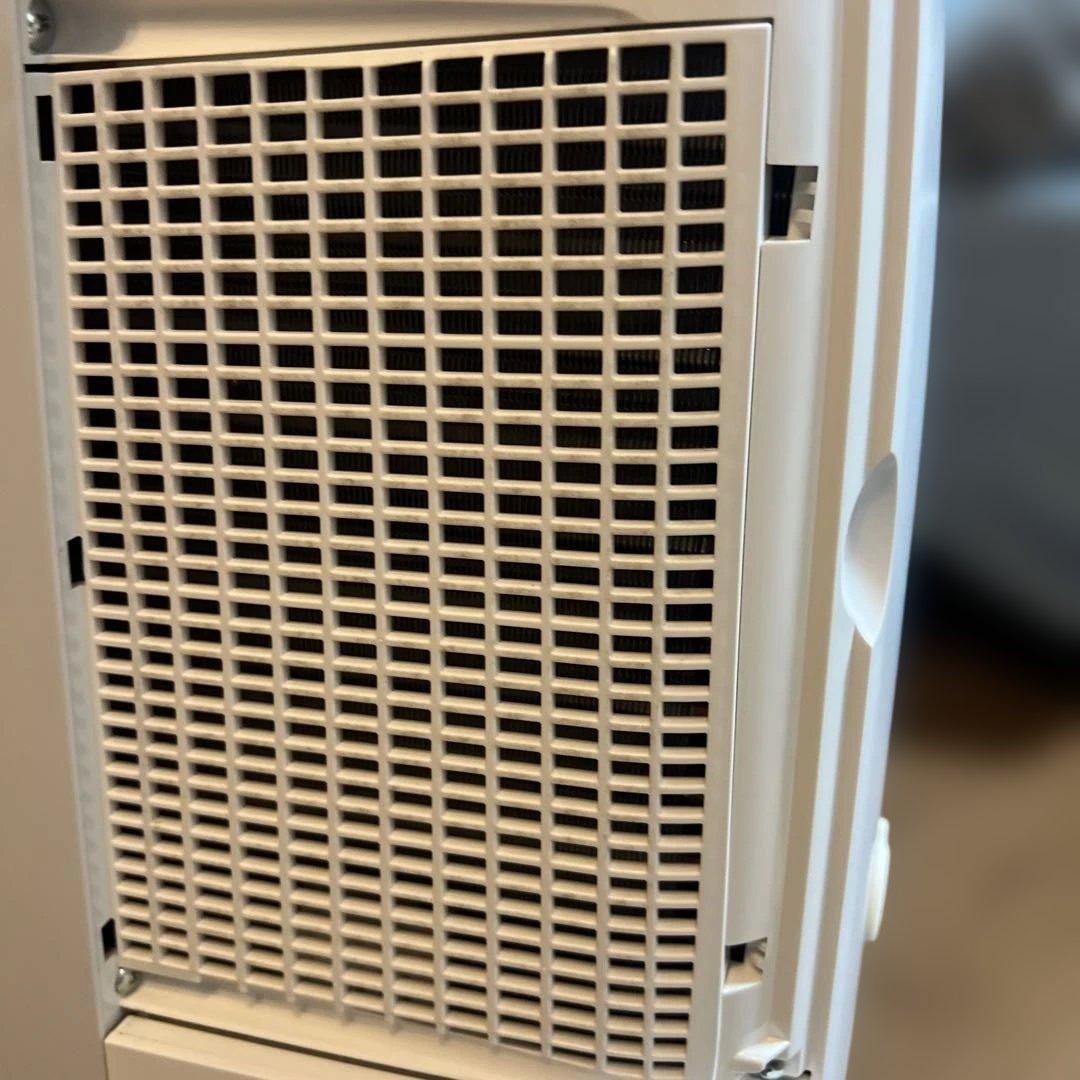 ま*こ様 SHARP シャープ　衣類除湿乾燥機　CM-L100 ホワイト　202