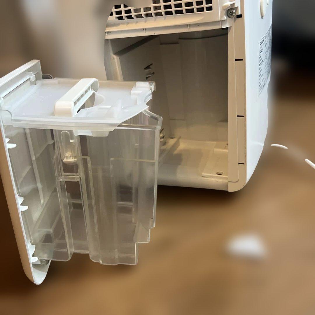 ま*こ様 SHARP シャープ　衣類除湿乾燥機　CM-L100 ホワイト　202