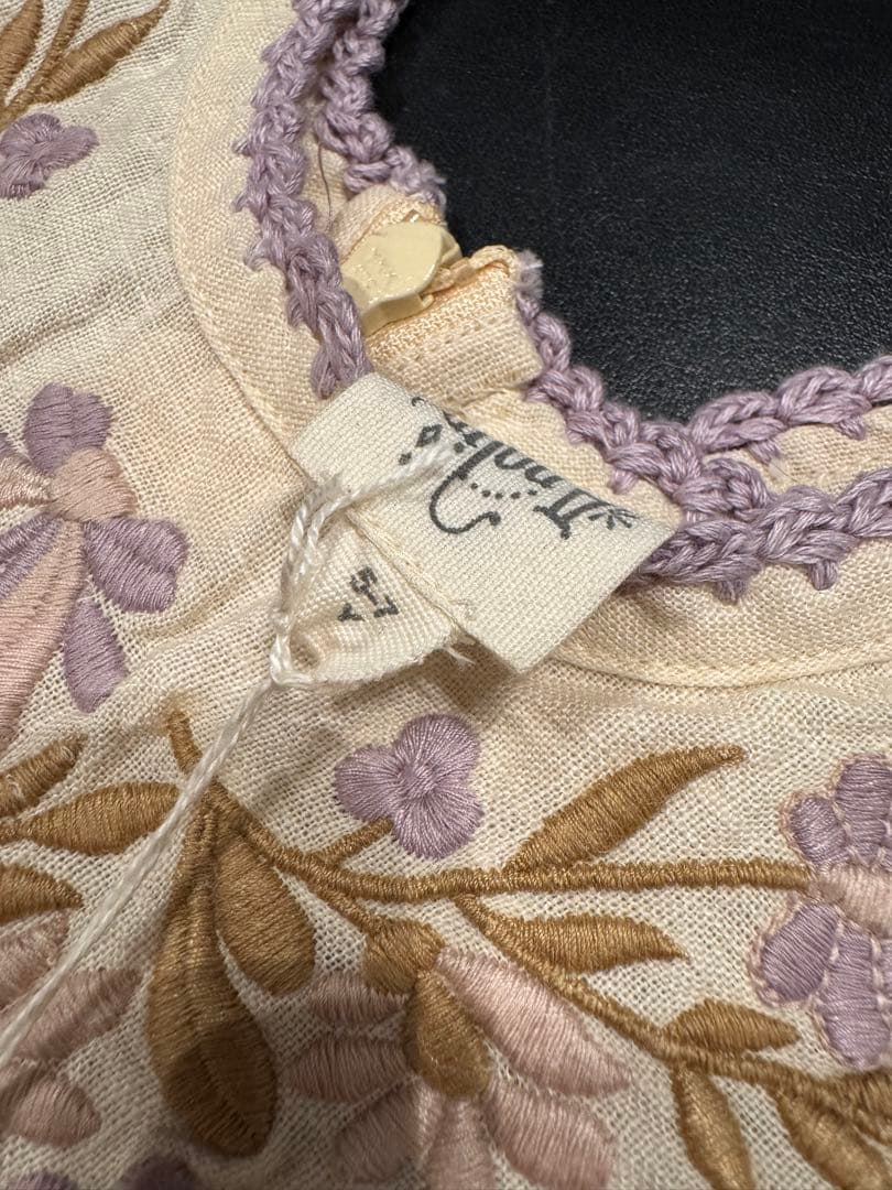 apolina クリーム色 刺繍入り 半袖ワンピース 5-7y