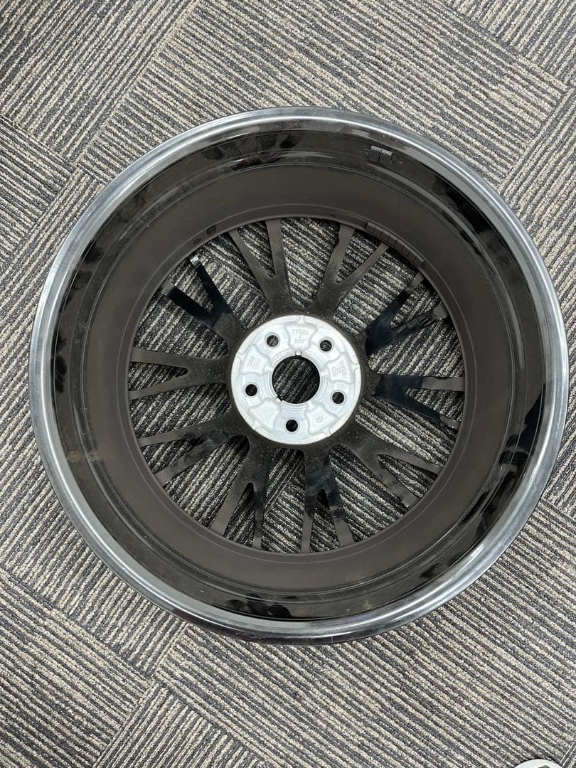 レクサス　ＬＢＸ19インチ アルミホイール中古一本