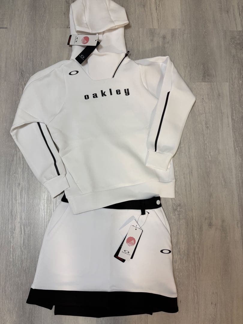 新品　MサイズOAKLEY オークリーゴルフセットアップ パーカー＆スカート