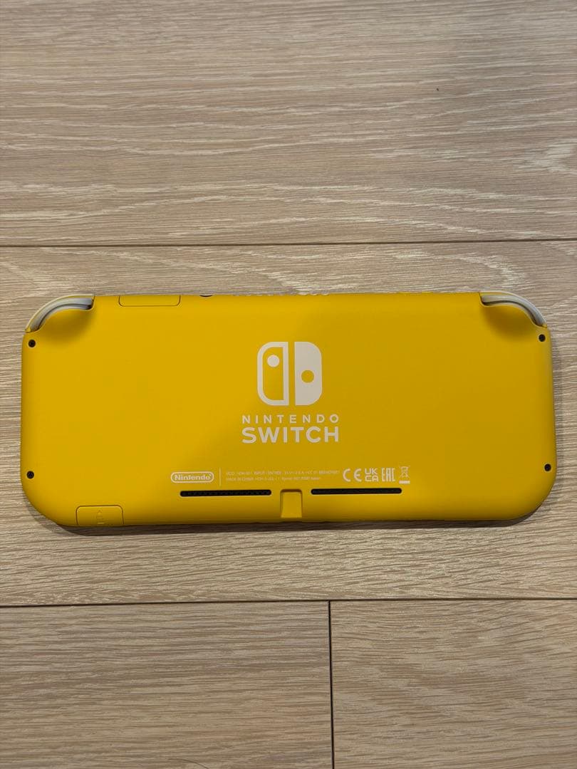 Nintendo Switch Lite イエロー ピカチュウケース付き