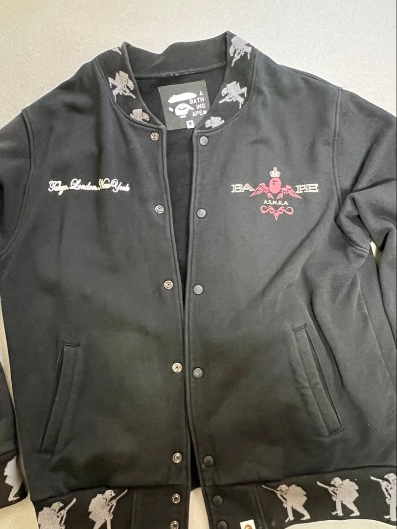 A BATHING APE 刺繍入り黒スタジャン 05