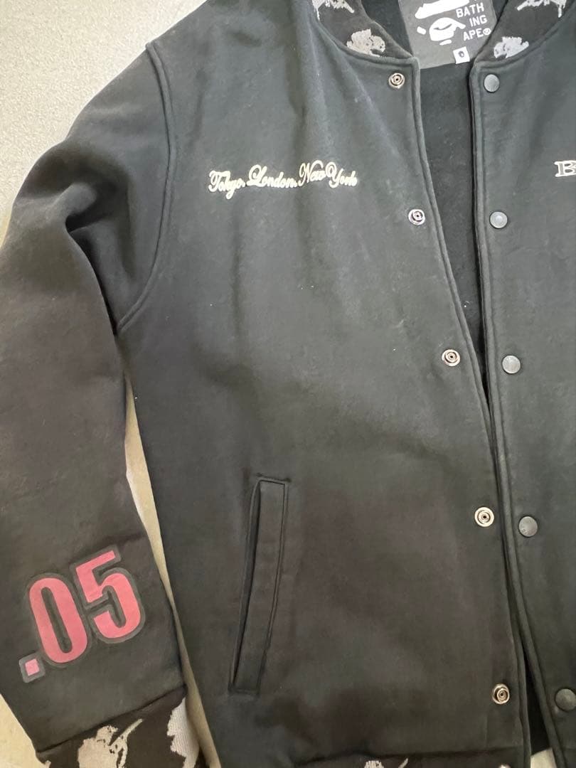 A BATHING APE 刺繍入り黒スタジャン 05