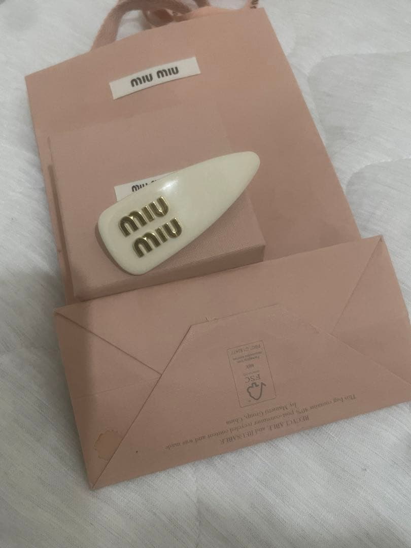 miu miu ロゴ入りヘアピン アイボリー
